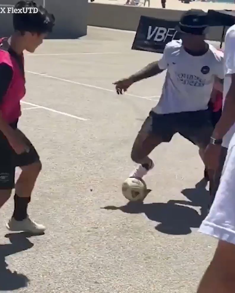 Sau đó, ở khoảnh khắc đối mặt với thủ môn, tiền vệ sinh năm 2005 còn sử dụng kỹ thuật rabona (sút chéo chân) để đưa trái bóng vào lưới, khiến các khán giả xung quanh phải vỗ tay tán dương.